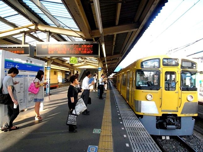 高田馬場・新宿駅まで乗り換えがなく1本で通学可能。
