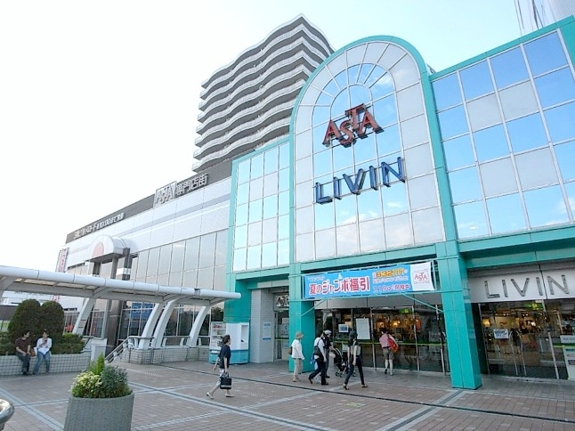 衣料品やレストランなど様々な専門店が入る駅前の商業ビルです。