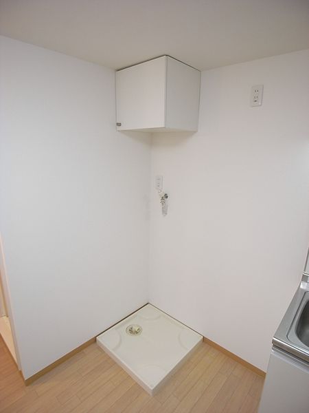 洗濯機置き場（104、204号室）　室内洗濯機置き場です。上部収納に洗濯用品を入れられます。