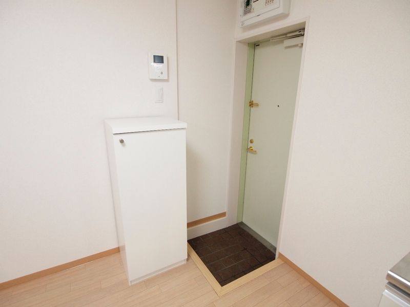 シューズボックス（105、205号室）　ひとり暮らしの方にはスタンダードサイズの下駄箱です。