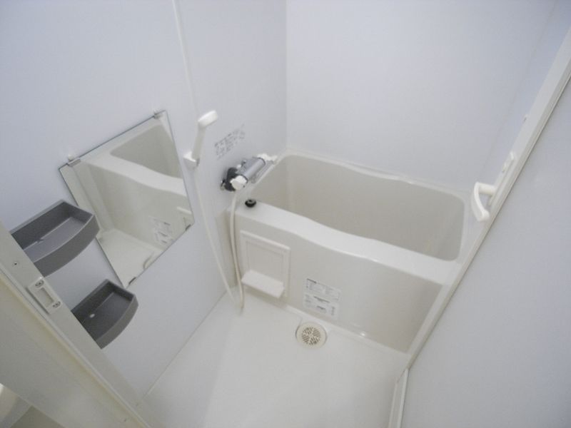 バス　ひとり暮らしには十分な洗い場、鏡も完備の浴室です。