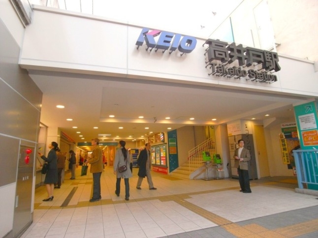 環七通り沿いにあり、昼夜問わず人通りが多い高井戸駅。駅には書店やスーパーも。