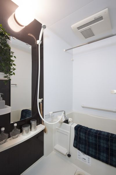 バス（Aタイプ）　浴室乾燥機付の広々とした鏡付きの浴室です。※モデルルームのため家具家電以外小物はつきません