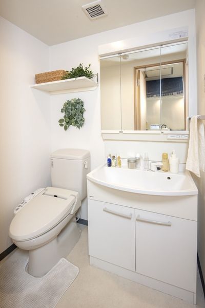 トイレ・独立洗面台（Aタイプ）　嬉しい温水洗浄便座付きのトイレです。※モデルルームのため家具家電以外小物はつきません