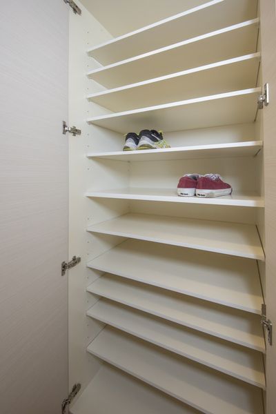 シューズボックス（Aタイプ）　シューズボックスは、靴以外も入るほどたっぷり収納できます。※モデルルームのため家具家電以外小物はつきません