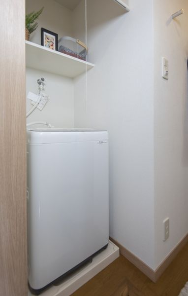 洗濯機置場（Aタイプ）　上部棚や目隠しがあり機能的です。※モデルルームのため家具家電以外小物はつきません