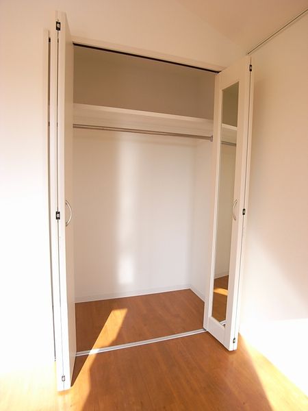 収納（Aタイプ）　収納扉には鏡がついています。
