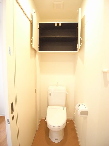 トイレ（Bタイプ）　便利な収納棚きです。