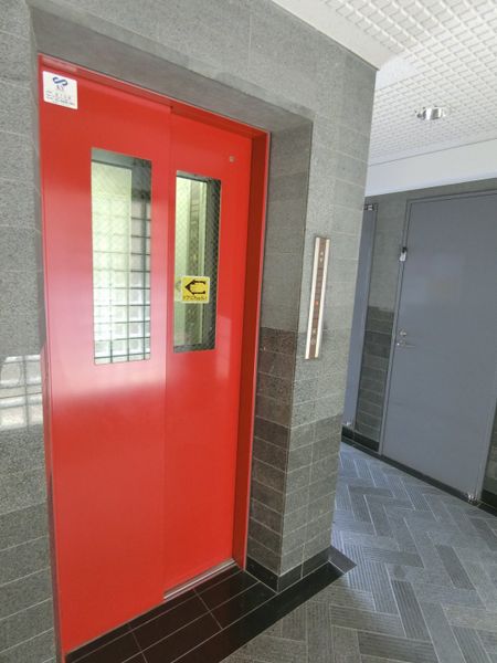 エレベーター　窓付きエレベーターで密室感をやわらげ、防犯効果も発揮します。　