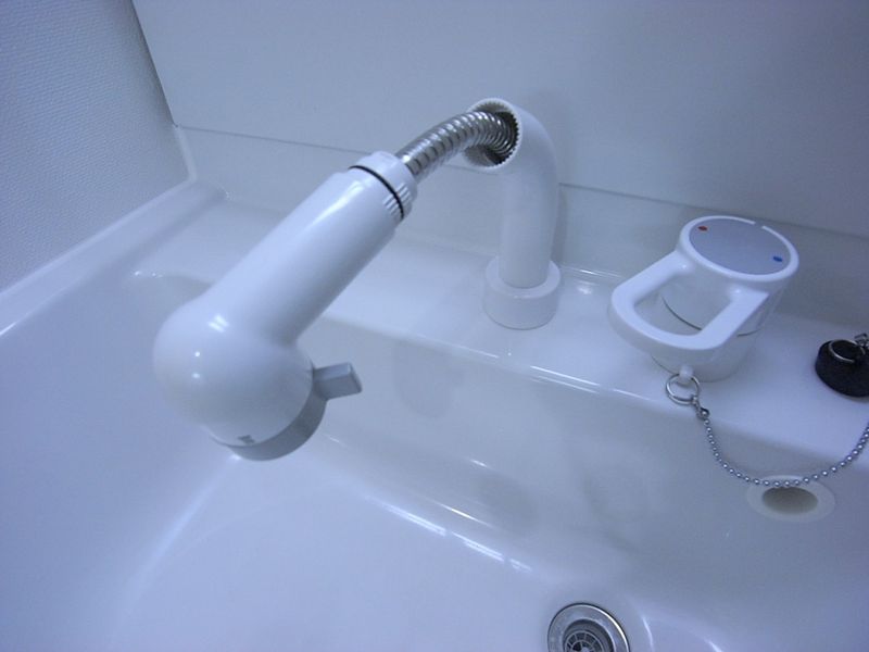 独立洗面台（A1タイプ）　シャワーが伸びるので清掃時などに便利です。