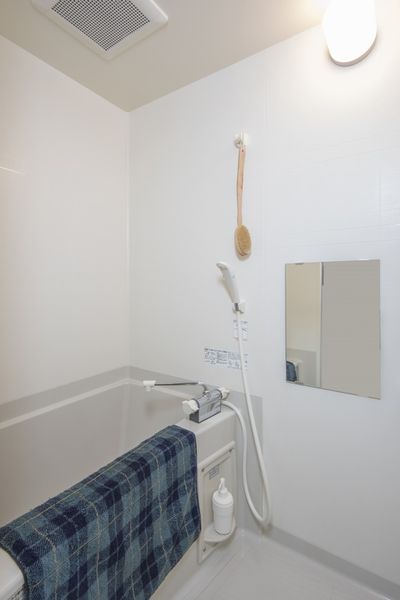 浴室（Aタイプ）鏡、棚付きで便利！お湯を溜めてゆっくりつかれます。※モデルルームのため小物は付きません