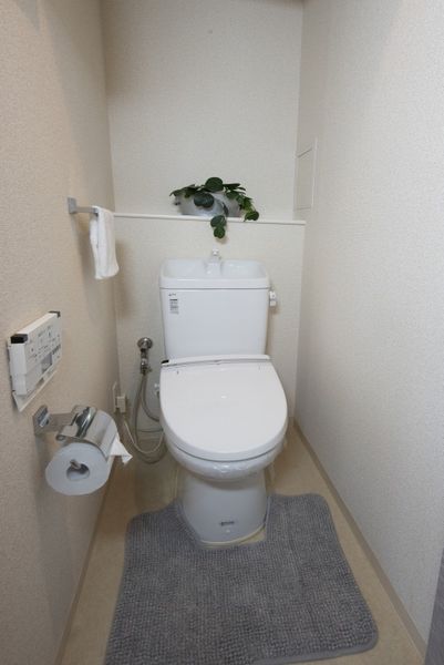トイレ（Bタイプ）　温水洗浄便座付きのトイレです。