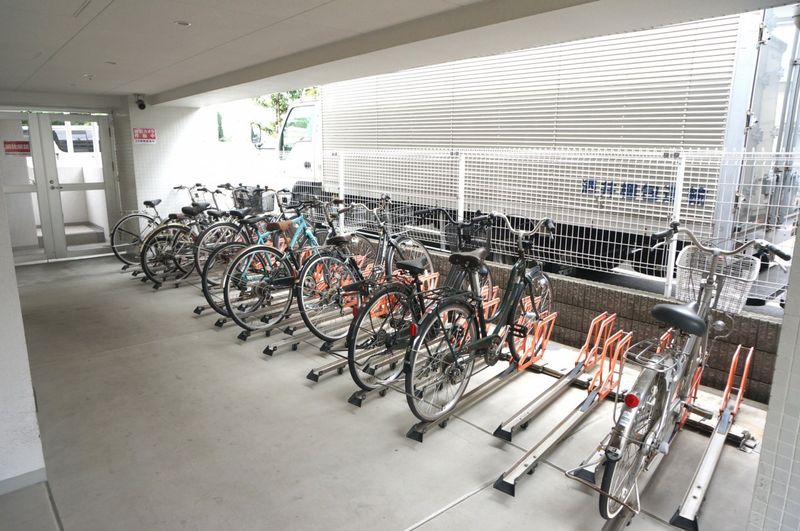 駐輪場　向かいに建つ湯島台アパートメントⅠの駐輪場が無料で利用できます。