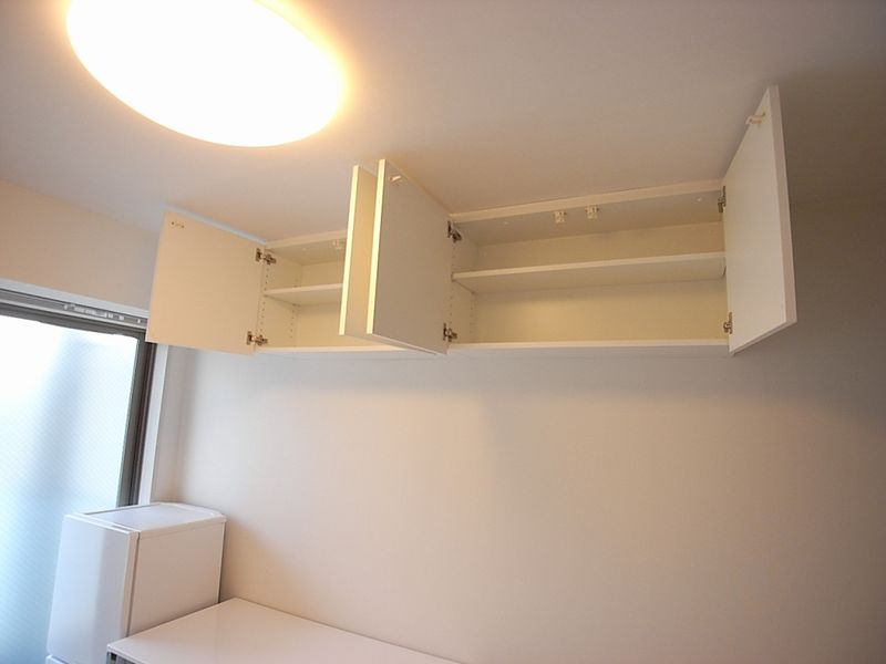 吊戸棚（A、Bタイプ）　利用しやすいように各居室に備え付けのステップ（踏み台）があります。