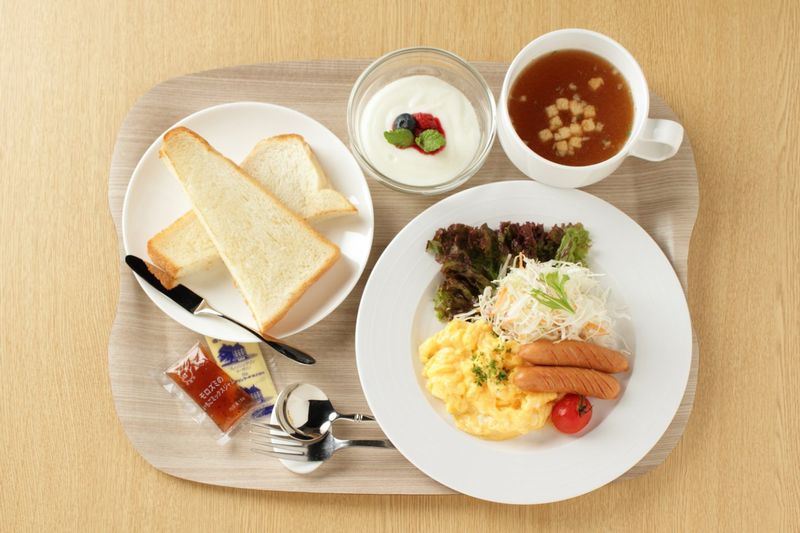 朝食メニュー例　スクランブルエッグ&ウインナーソテー