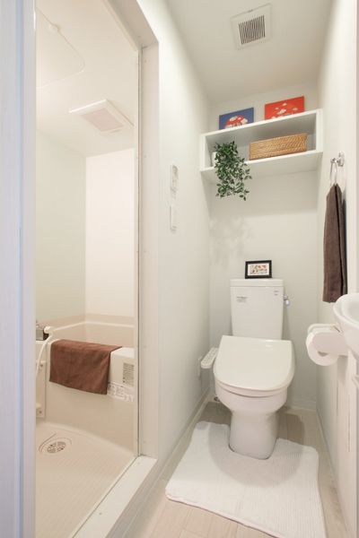 トイレ（A、Bタイプ）　人気の温水洗浄付便座です。※家具家電以外の小物はございません。