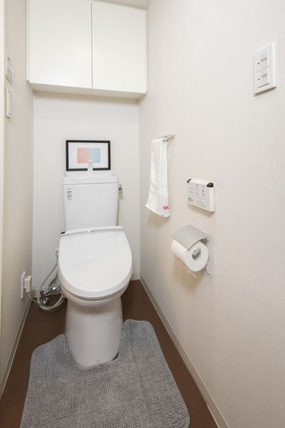 トイレ（A1タイプ）　人気の温水洗浄便座付です。※モデルルームです。小物は付きません。