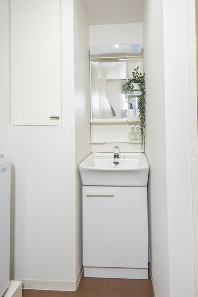 独立洗面台（全タイプ共通）　毎日の身支度に便利な洗面台付きです。※モデルルームです。小物は付きません。
