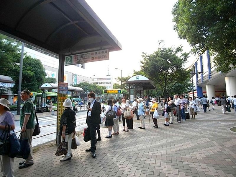 赤羽駅はバス便も豊富。西口・東口共に広いバス乗り場が広がる。