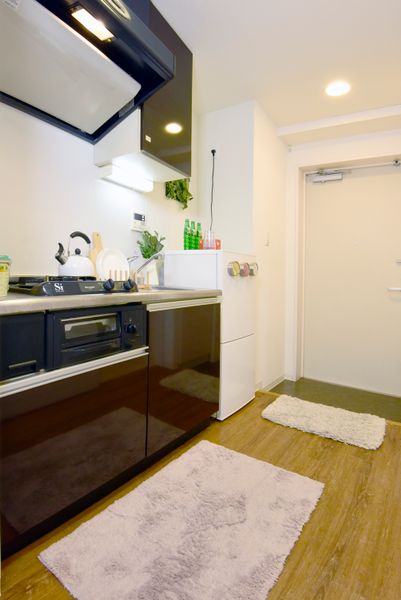 キッチン（Bタイプ）廊下のスペースやたっぷりとした収納があります。※モデルルームのため小物は付きません。