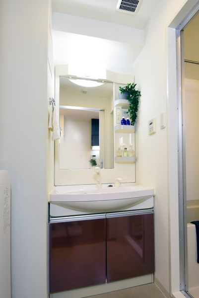 独立洗面台（全タイプ共通）大きな鏡と収納が便利！※モデルルームのため小物は付きません。