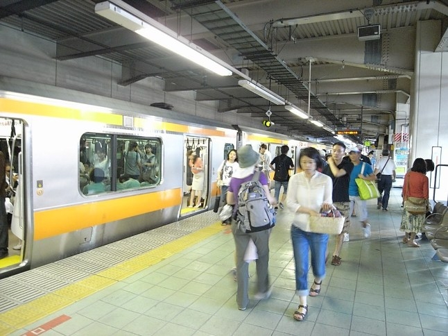 中央線快速停車駅であり、東京メトロ東西線、丸ノ内線の始発駅でもある荻窪駅。