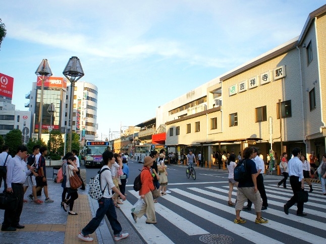 ２駅隣の吉祥寺駅は、住みたい街としての人気が常に上位の街。