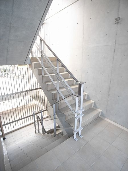 階段　光の差込む開放的な造りです。
