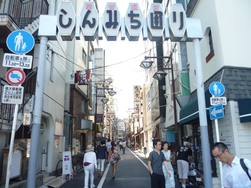 新宿通りと並走するしんみち通りには飲食店、書店などがたち並ぶ