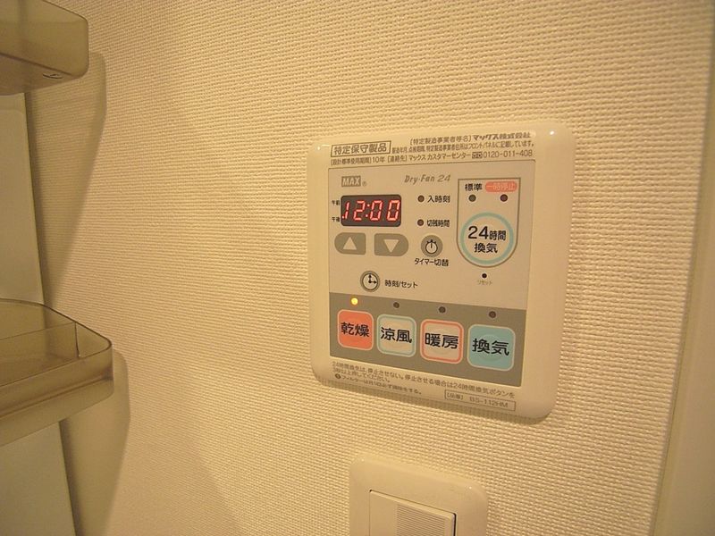 浴室乾燥機（全タイプ）　乾燥機の他に暖房や涼風のボタンもあります。