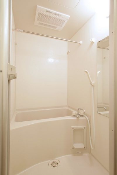 バス（Aタイプ）　浴室乾燥機付の広々とした鏡付きの浴室です。