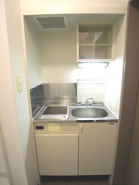 キッチン（A、Bタイプ）　食事付き学生マンションには珍しくミニキッチン付でミニ冷蔵庫も備え付けです。