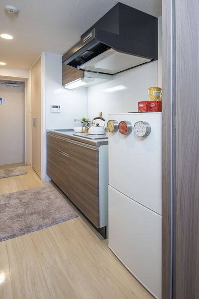 キッチン　シンク横にまな板を置けるスペースがあり、清掃しやすいIHコンロです。