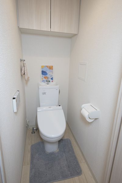 トイレ　人気の設備の温水洗浄便座付きでより快適です。