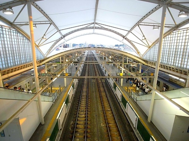 東急東横線の他、目黒線・日比谷線も直通運転。学生の利用も多い元住吉駅。