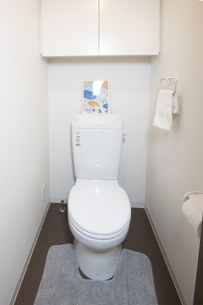 トイレ（Cタイプ）　便利な収納棚付きです。※モデルルームです。小物は付きません。