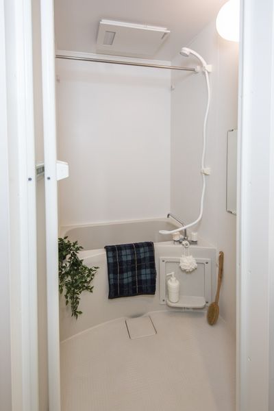 浴室　シャンプー等が置ける棚があります。※モデルルームのため小物は付きません