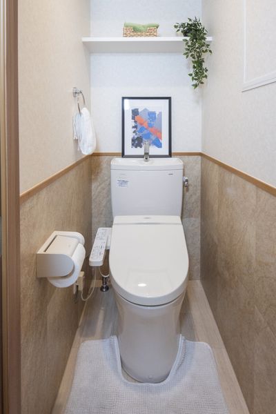 トイレ　温水洗浄便座付、上部に棚があります。※モデルルームのため小物は付きません