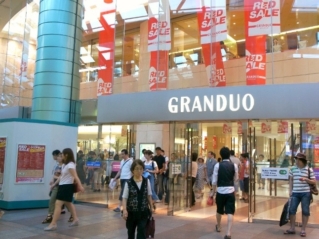 ファッション・化粧品店や占い・リラクゼーション等のショップが揃うグランデュオ