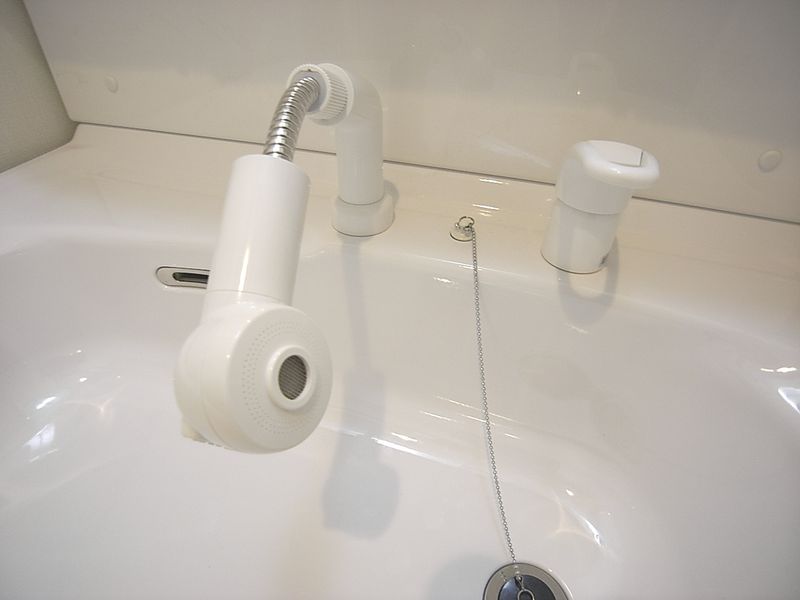 独立洗面台　蛇口の伸縮が可能で日々の掃除に便利です!