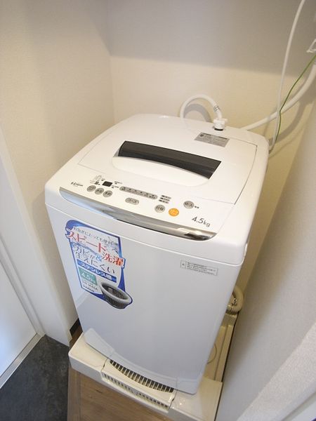 室内洗濯機（全タイプ共通）　食事付寮には珍しい室内洗濯機置き場があります。