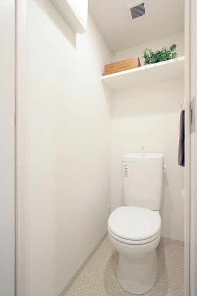 トイレ（Bタイプ）　トイレ上部に棚があり、日用品の収納ができます。※家具家電以外の小物はございません。