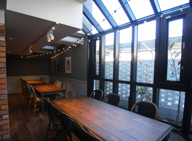 食堂　ガラスの天井が開放的です。