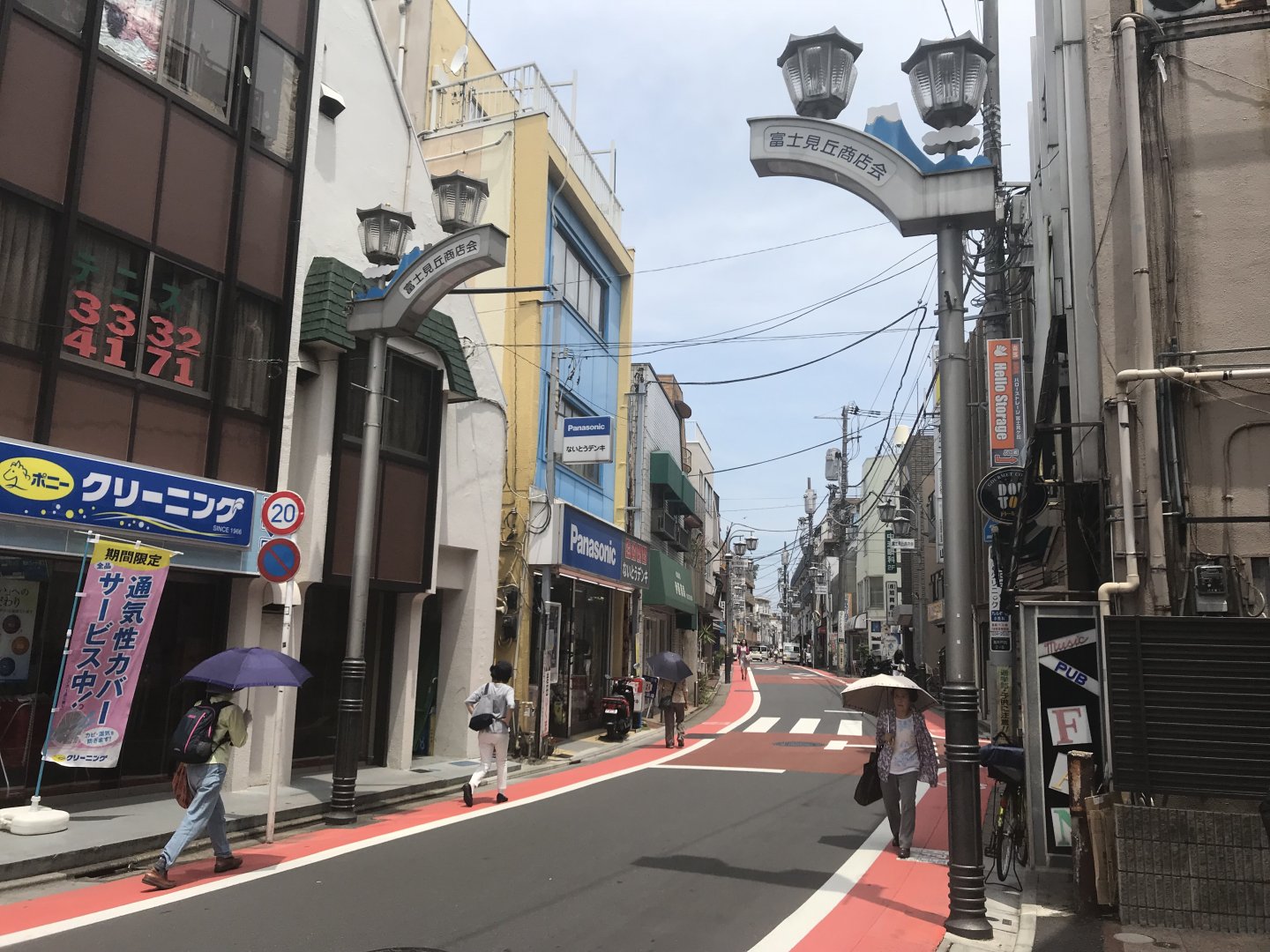 井の頭線から南北に伸びる約350ｍの富士見ヶ丘商店街