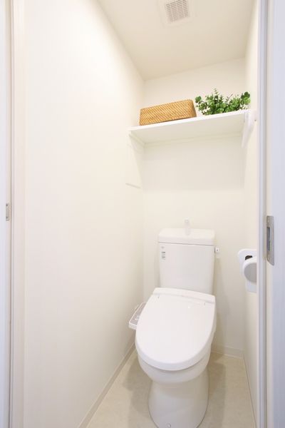 トイレ（全タイプ共通）温水洗浄便座です。※家具家電以外の小物はございません。