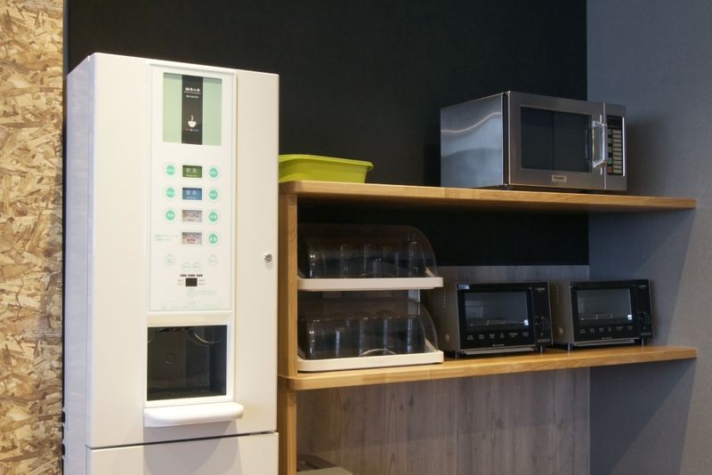 食堂　共用の電子レンジやオーブントースターが設置してあり、無料でご利用頂けます。