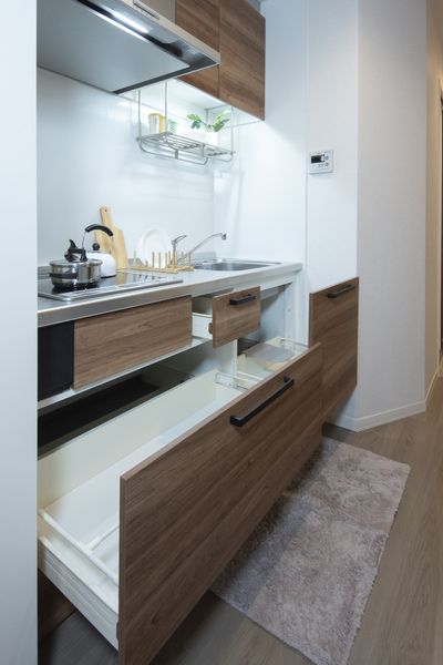 キッチン（Aタイプ）広々とした収納スペースがあります。※モデルルームのため小物は付きません。
