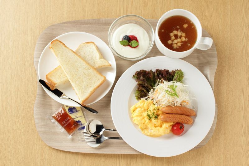 朝食メニュー例：スクランブルエッグ&ウインナーソテー