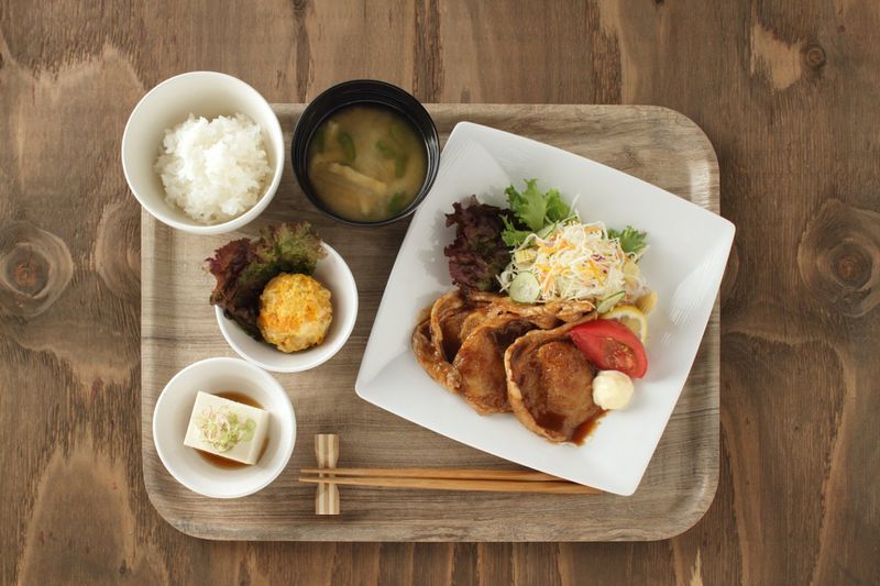 夕食メニュー例：豚肉の生姜焼き定食
