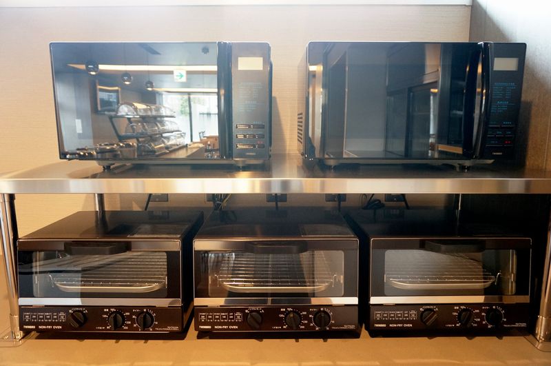 食堂　共用の電子レンジやオーブントースターが設置してあり、無料でご利用いただけます
